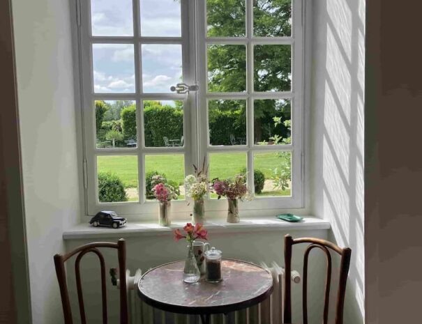 cuisine jardin table vue campagne maison d'hôtes chambre d'hôtes location domaine sarthe Le Mans