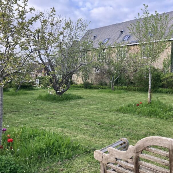 patio loft cottage gite gîte location villa domaine chambre hôtes hôtes sarthe le mans jardin piscine jacuzzi luxe